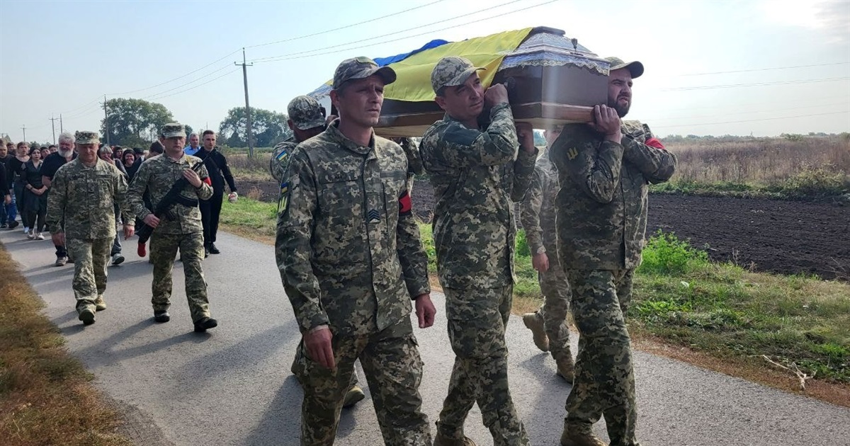 Повернувся додому "на щиті"... Ворожба попрощалась із загиблим Героєм Іваном Томенком
