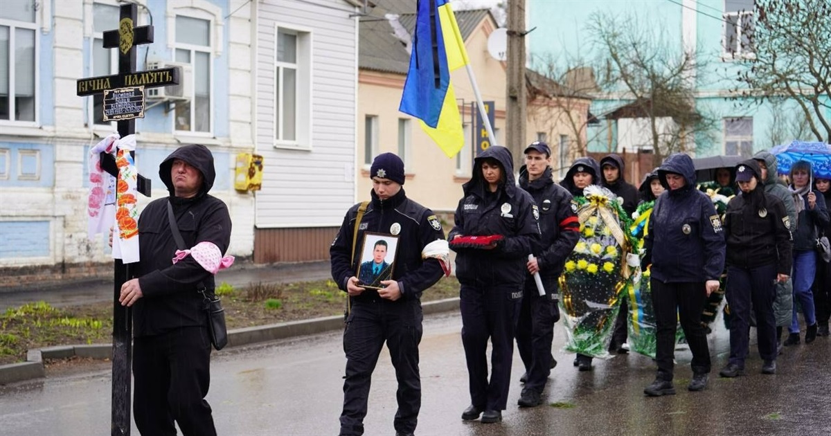 У Білопіллі провели в останню путь загиблого під час обстрілу Вадима Листопада