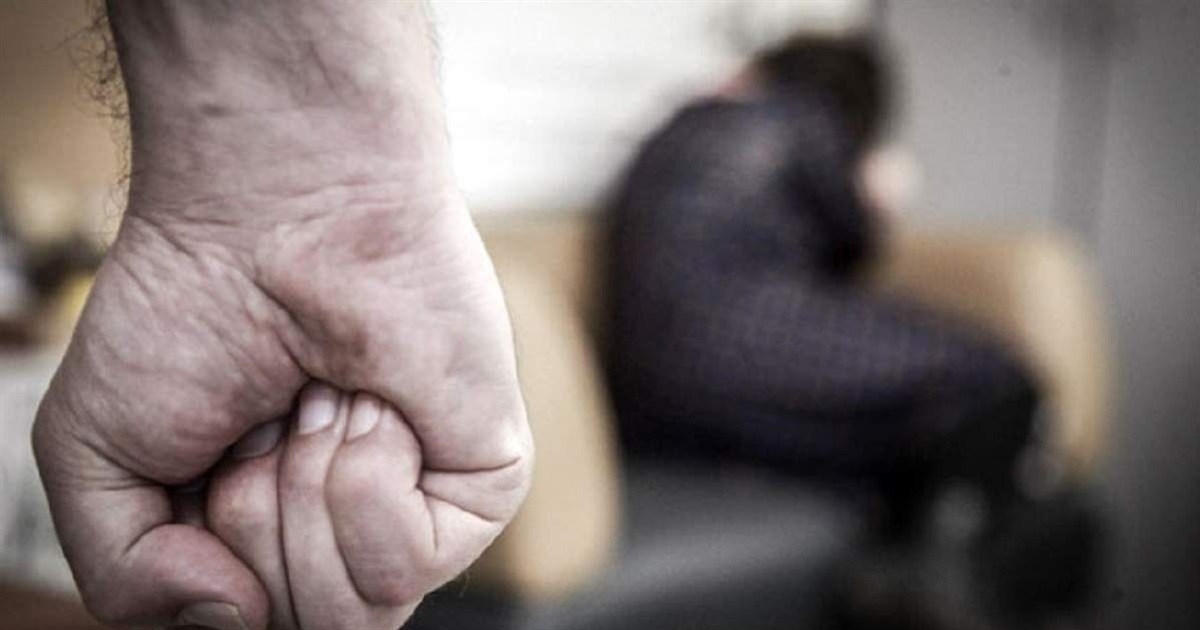 Бив власну матір кулаками по обличчю та тілу: звягелянин постане перед судом