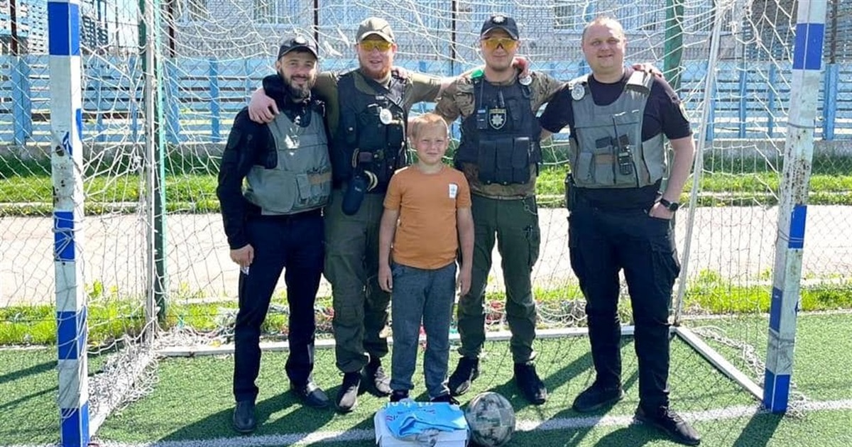 Переяславські поліцейські подарували хлопчику з Бородянки спортивне взуття та одяг