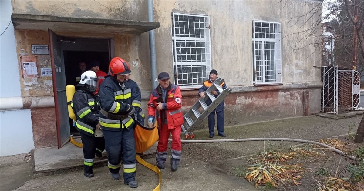 В Измаиле пожарные спасли и горящей квартиры бабушку