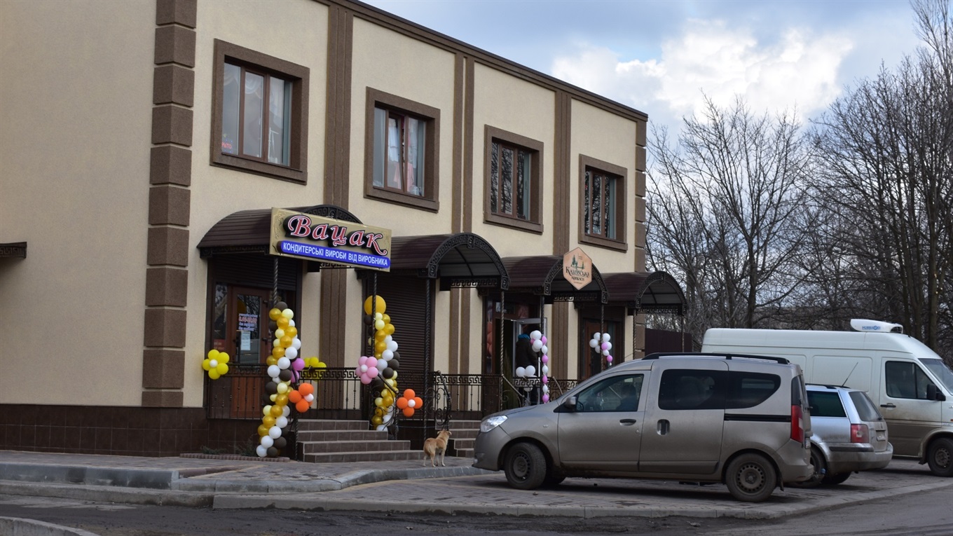 Фото дня: в Нижніх Сірогозах відкрили магазини ковбас і солодощів 