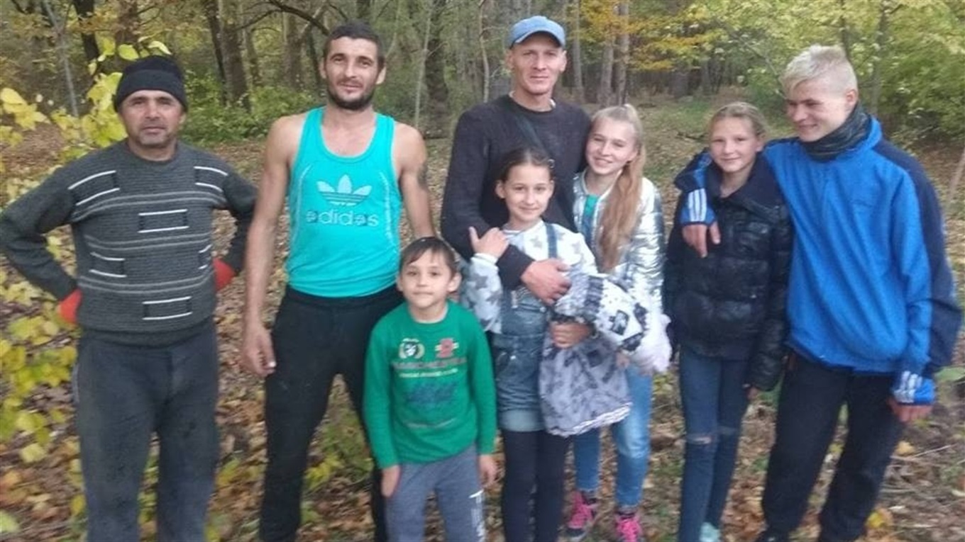 Активні жителі мікрорайону "Промінь" за власною ініциативою прибрали частину парку "Ялинки"