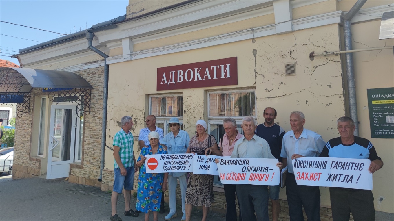 Кіцманчани вийшли на пікет проти руху через місто важковагового транспорту