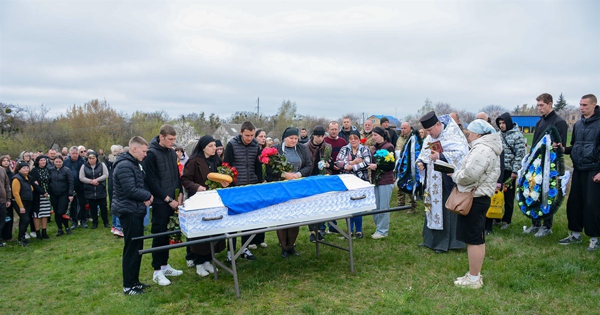 І небо плакало разом із людьми - на Кагарличчині провели в останню дорогу воїна Василя Бабія