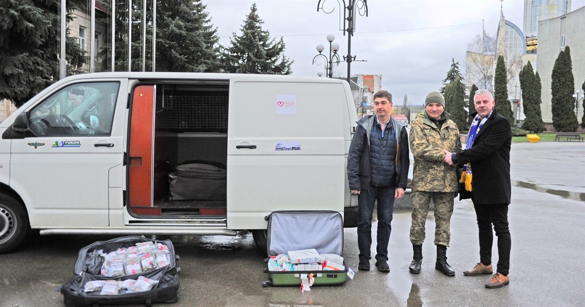 До Чорткова з допомогою для ЗСУ приїхали канадці