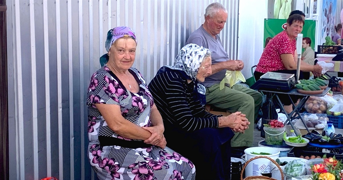 «Вихожу вторгувати на хлібець і ліки»: пенсіонери розповіли про заробіток на "п'ятачку" в Переяславі