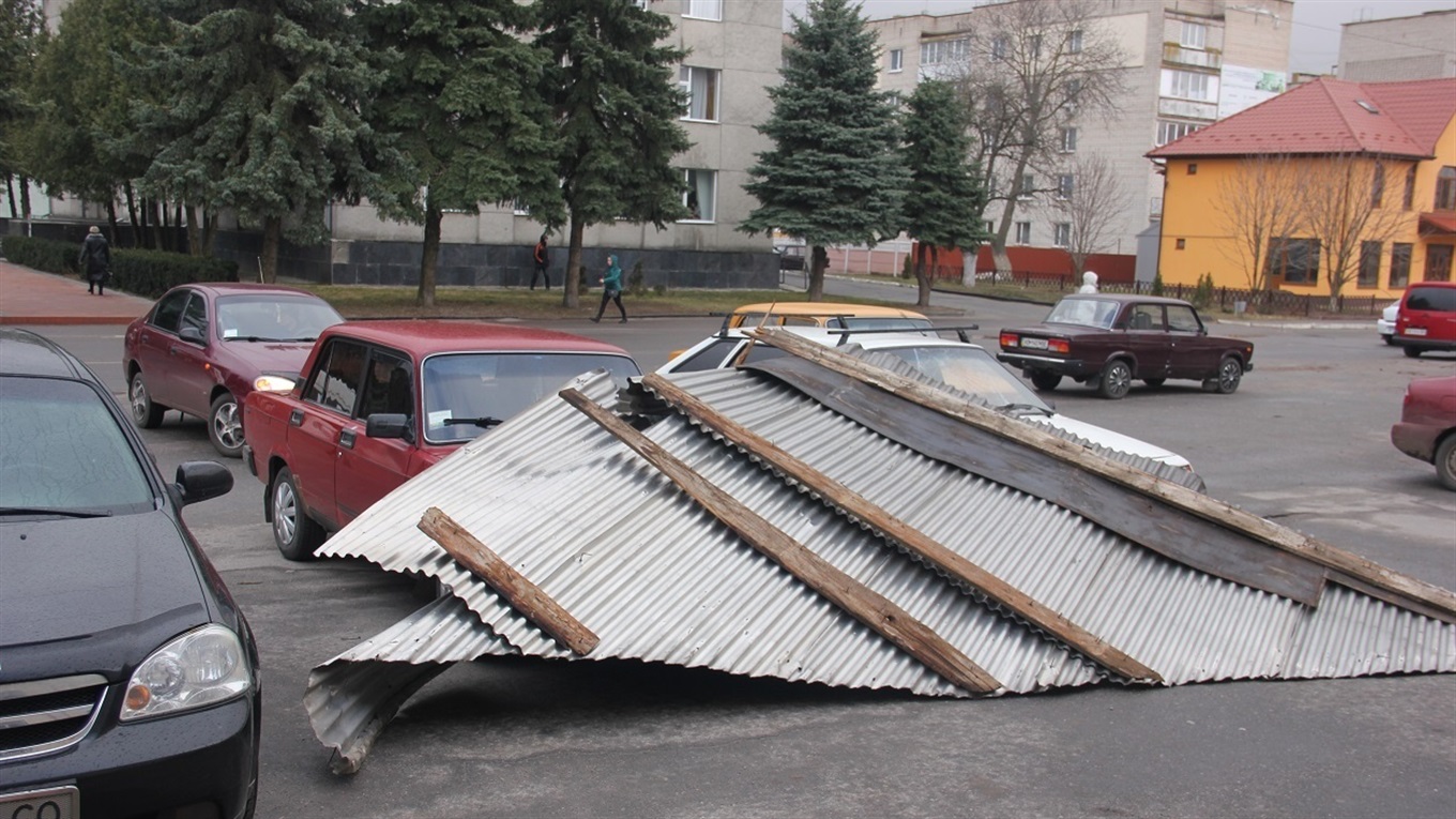 Зірвані покрівлі і повалені дерева: наслідки поривів вітру у Калинівці