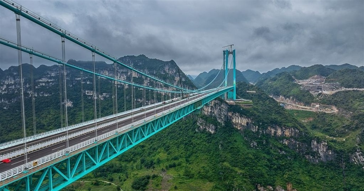 Міст на висоті 625 метрів. У Китаї відкрили найвищу переправу у світі, тепер це новий рекорд