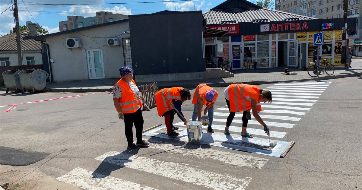 Фото дня: в Барі поновлюють "зебри" та "латають" ями на дорогах
