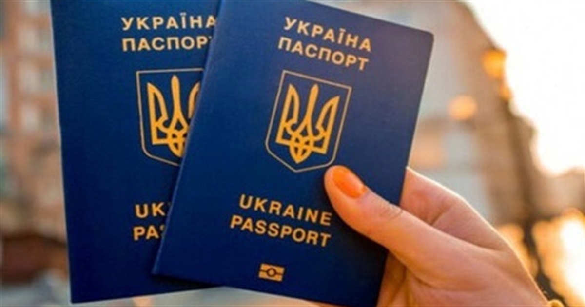 Українцям потрібно змінити "продовжені" закордонні паспорти. Що змінилось і куди звертатися