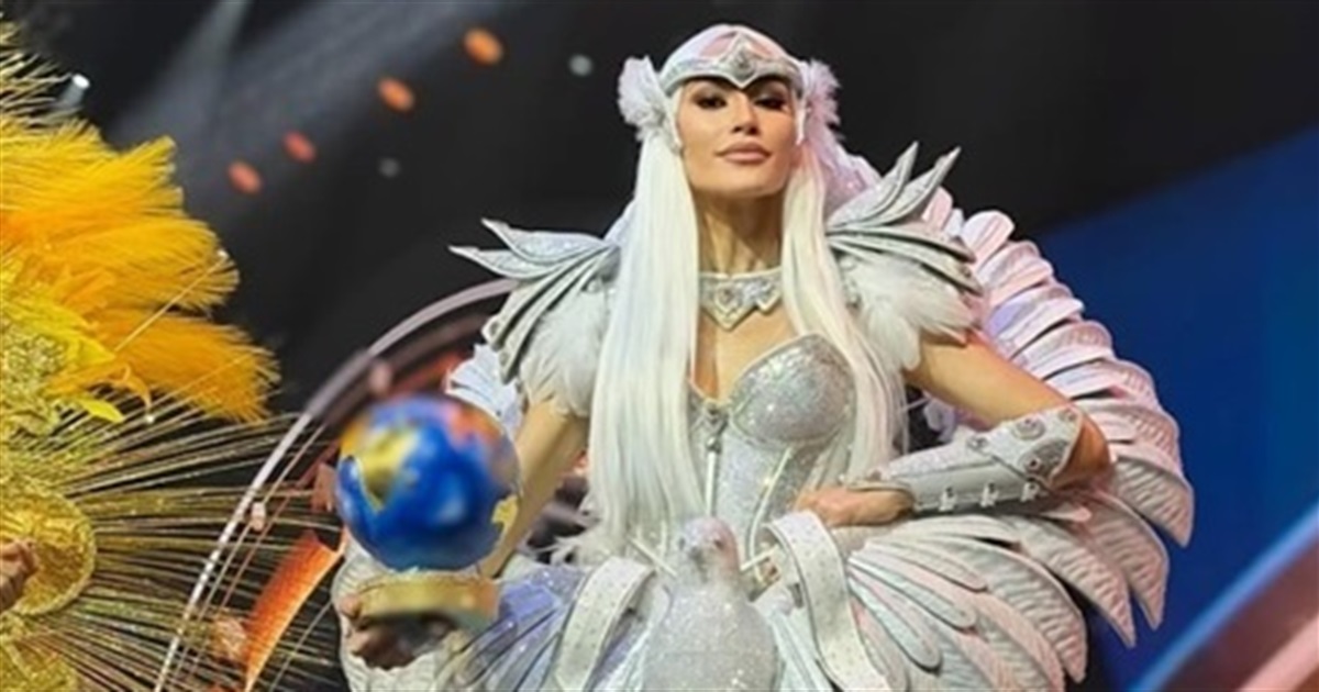 Софія Ткачук представила на Міс Всесвіт-2025 символічний костюм «Голуб миру» з маками на глобусі