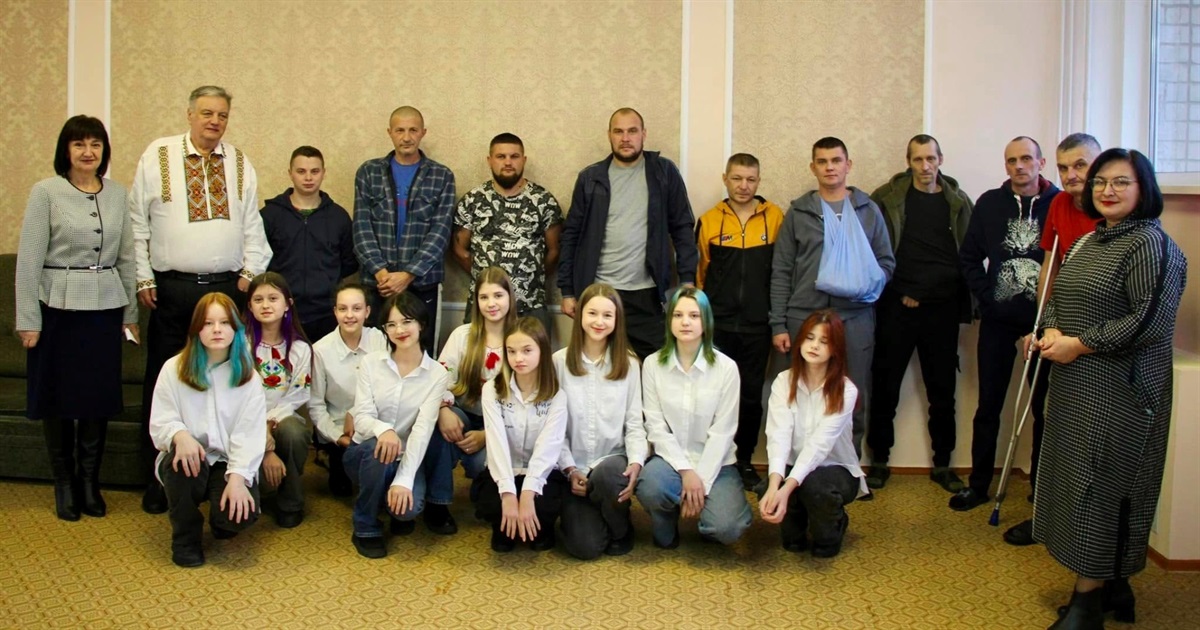 Святий Миколай завітав до захисників, які проходять реабілітацію в Нетішині