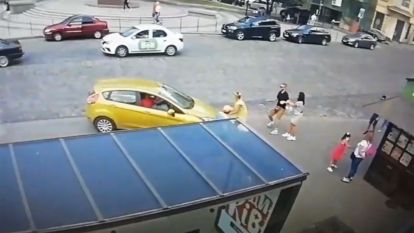 На пішохідній доріжці у центрі Львова автомобіль збив 57-річну мешканку Червонограда