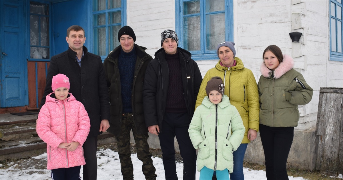 Новорічні дива: мамі з сімома дітками із Жеребилівки подарували будинок