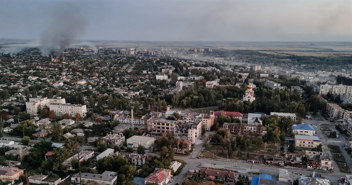 Готель “Дружба” і бритва з Покровська. Фотограф Вʼячеслав Ратинський про місто, яке вбиває Росія