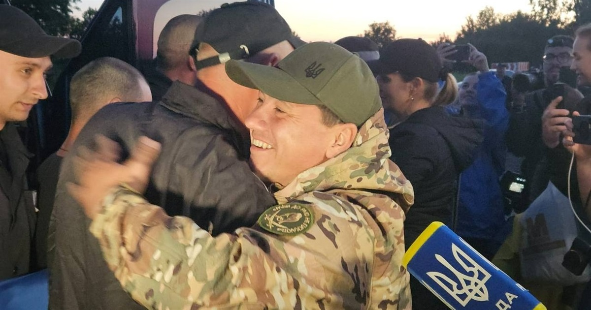 Жителі Краснопільщини зустрічали полонених, яких увечері 25 червня повернули в Україну (ВІДЕО)