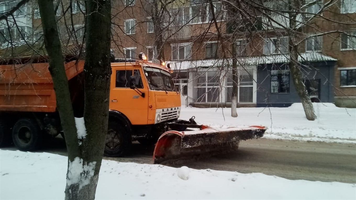 Чистимо дороги та падаємо на східцях: зимові турботи на Білопільщині