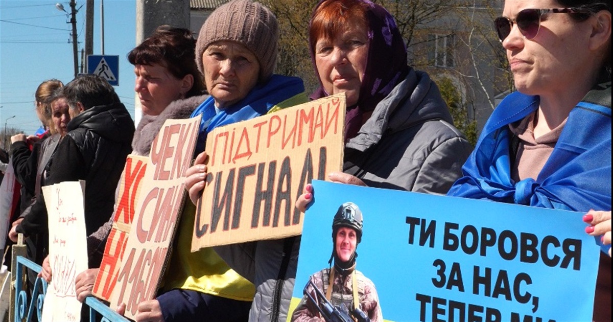 «Ми чекаємо»: у Дубровиці провели мирну акцію-нагадування про полонених і зниклих безвісти