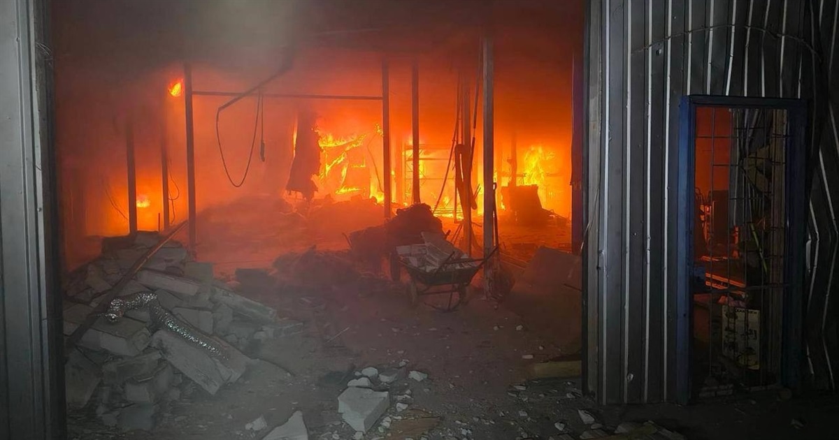 На Київщині внаслідок ворожої атаки пошкоджено підприємства, житлові будинки та транспорт