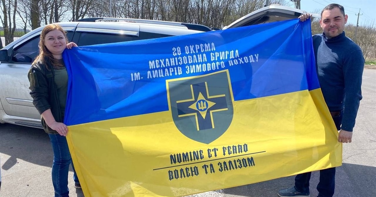 Южненські волонтери виготовили прапори для захисників України (ФОТО)