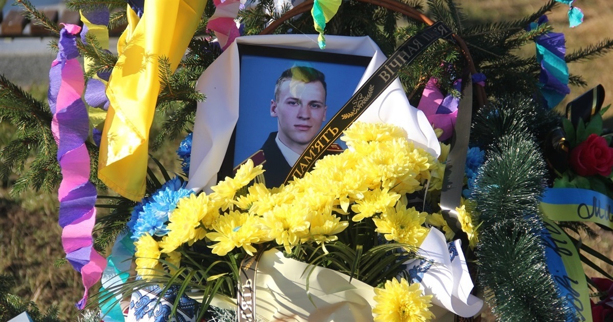 «Альошо, не йди, ти ще молодий»: у Шепіївці провели в останню путь загиблого воїна-земляка