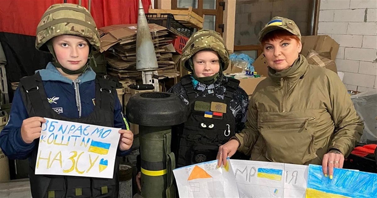 У Переяславі четвертокласники зібрали допомогу для ЗСУ і принесли до волонтерського штабу