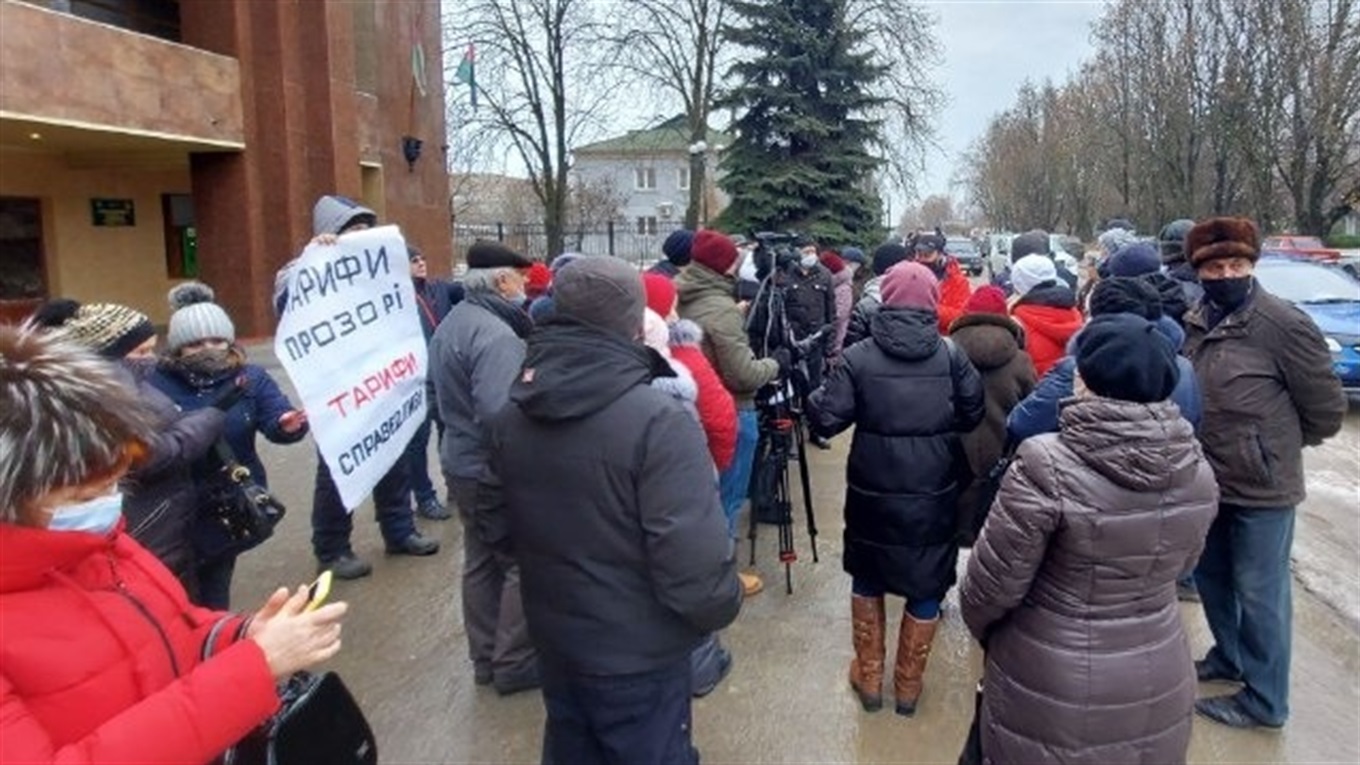 Фото дня: у Лозовій мітингують проти збільшення тарифів на воду