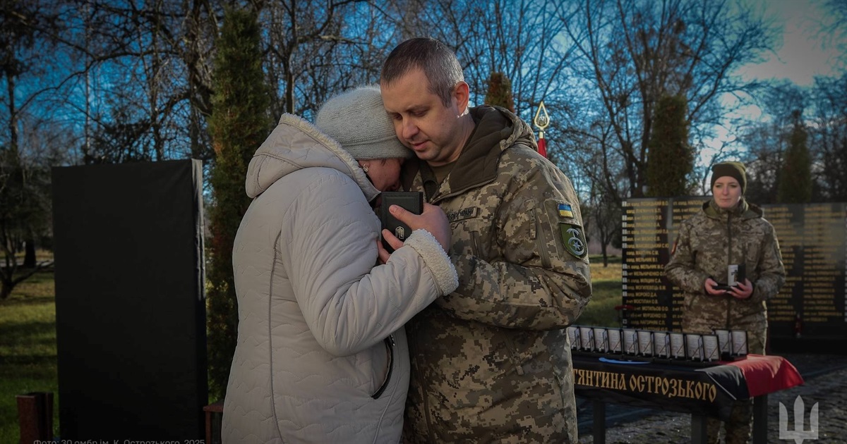 30 ОМБр вручає родинам загиблих захисників відзнаку командира "Щит і Вогонь Пам'яті"