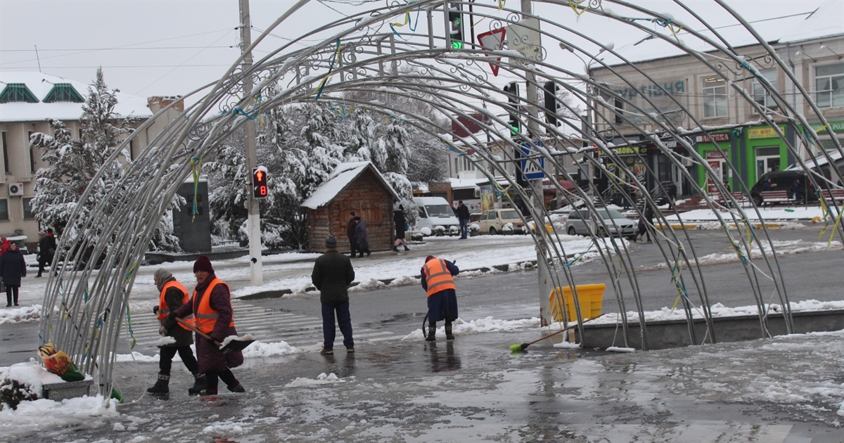 Городоччину засніжило. Скільки техніки комунального підприємства працює на дорогах громади