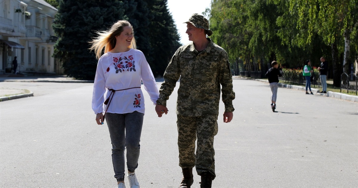Піксельне весілля у бригаді: наречена подолала понад тисячу км різними видами транспорту