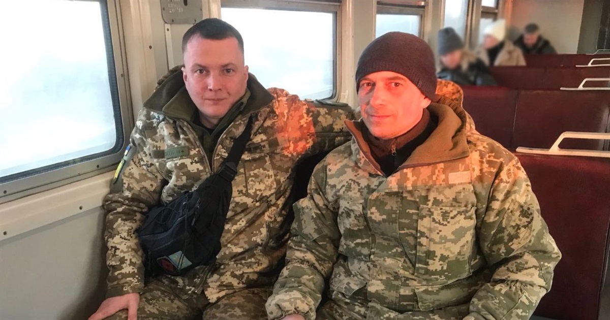 «Було таке, що ворог пішов у наступ на скутерах і навіть віслюках!»: подорожні розмови з військовими