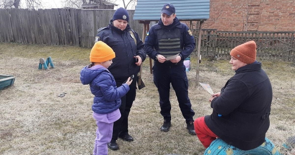 Не пали суху траву! Рятувальники та поліцейські спілкувались із білопільцями