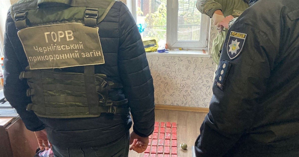 Ручна граната та 40 тротилових шашок: на Чернігівщині викрили чоловіка, який зберігав вибухівку
