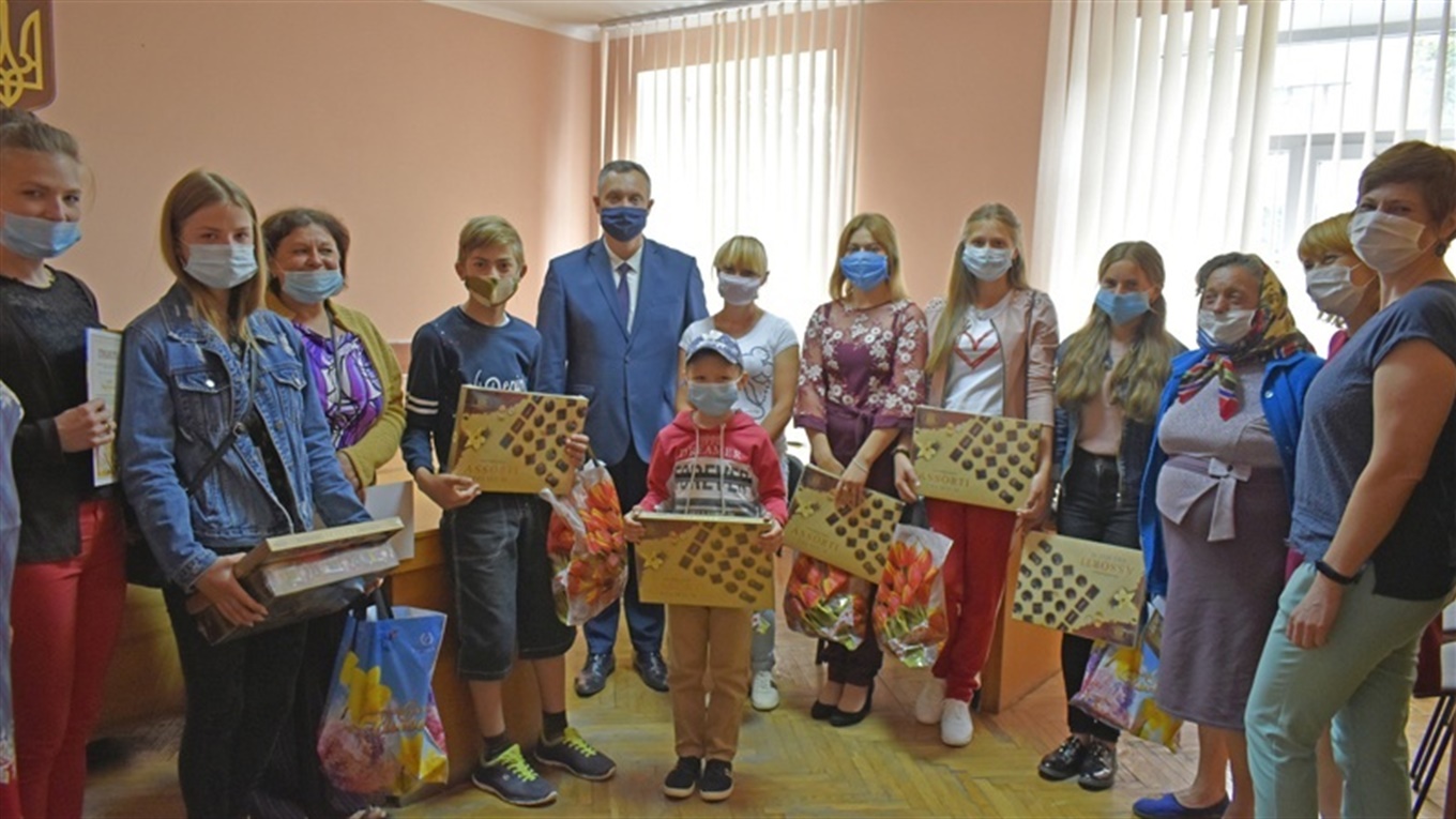 Понад 100 дітей-сиріт і батьків вихователів Жмеринського району привітали з днем родини