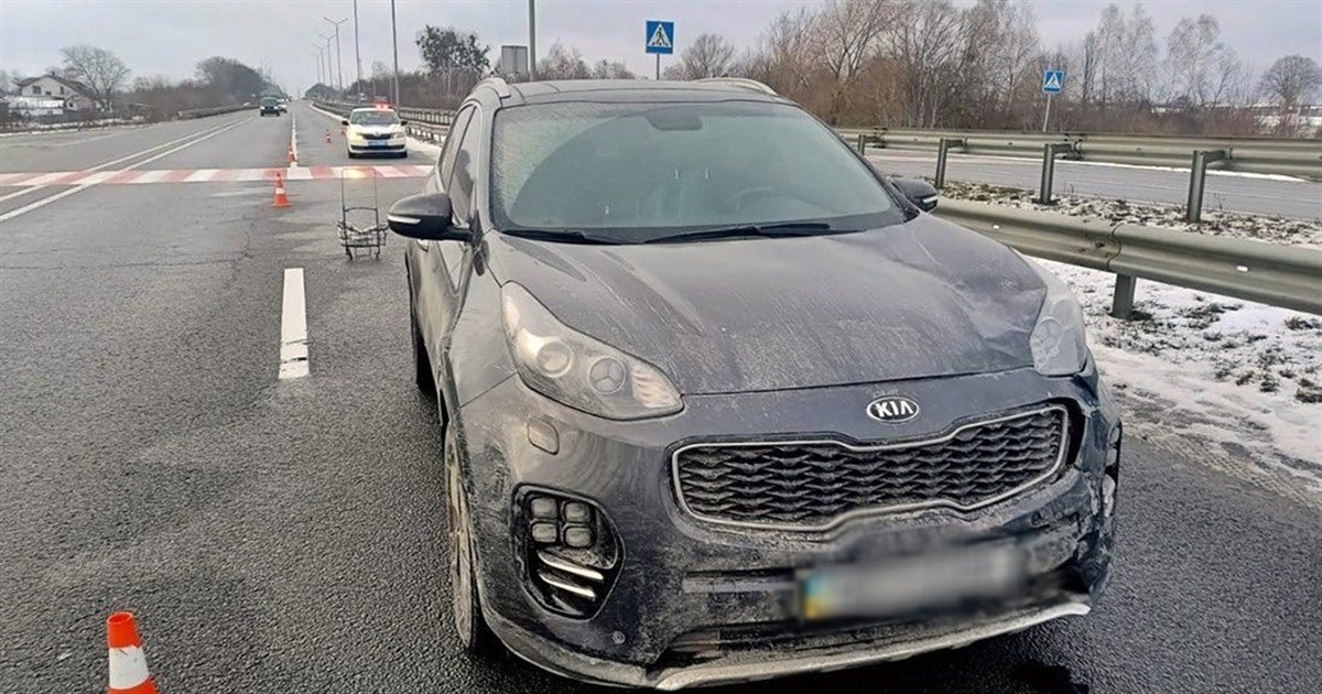 Водійка Kia Sportage збила звягелянку, яка перетинала автошлях – жінка в реанімації