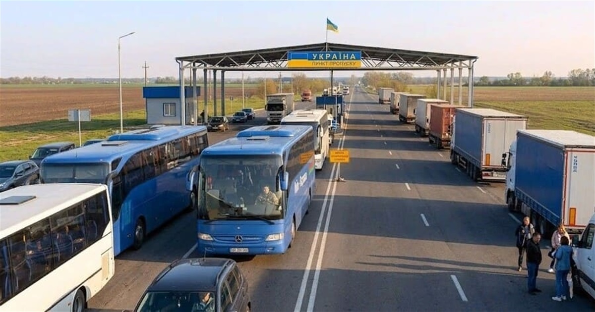 Важка подорож під час війни: чому автобуси через Шеррі проходять кордон швидше