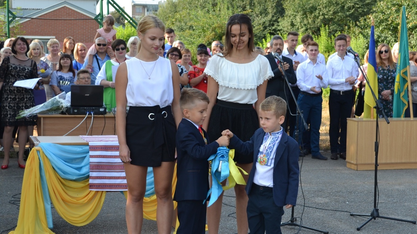 Усмішки, сльози і повітряні кульки: у школах міста пролунав перший дзвінок (оновлено)