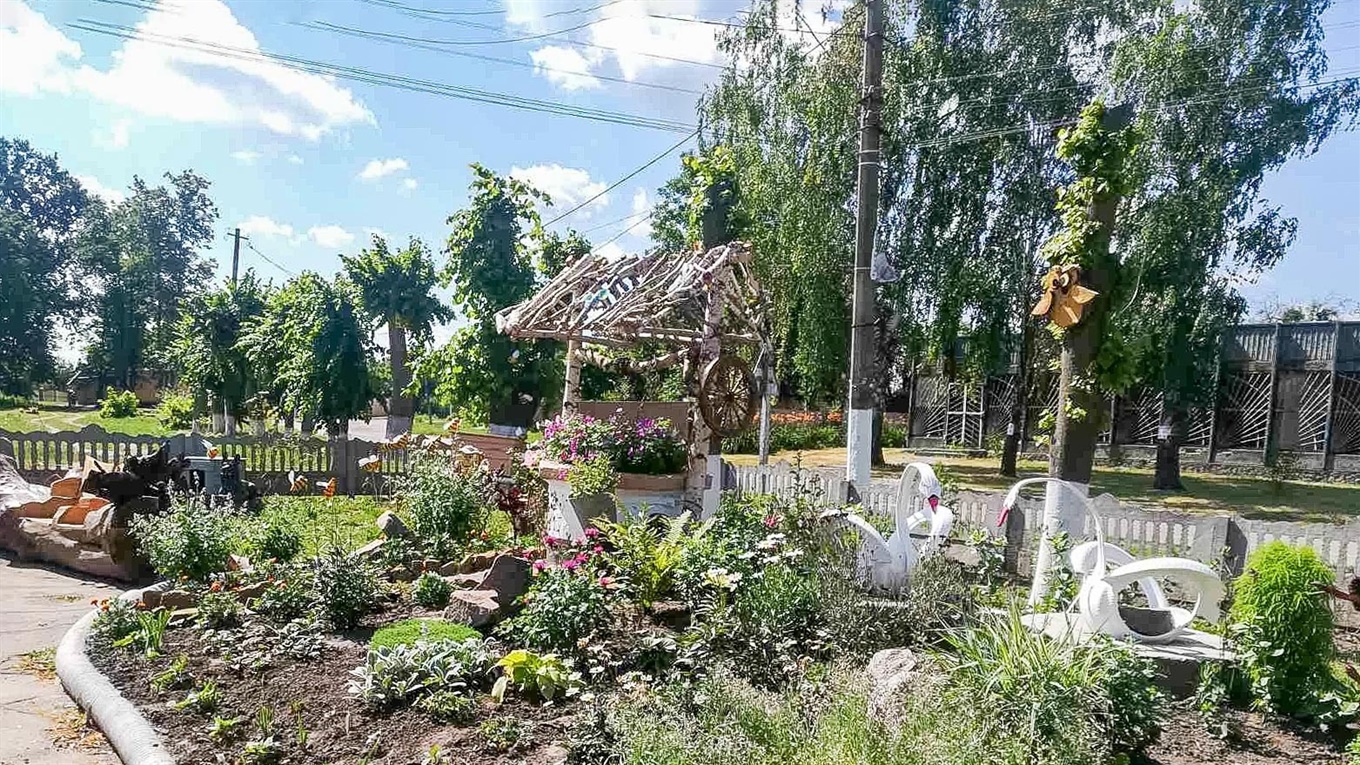 Казкове містечко з’явилося біля Будинку культури у селі Черняхів, що на Кагарличчині