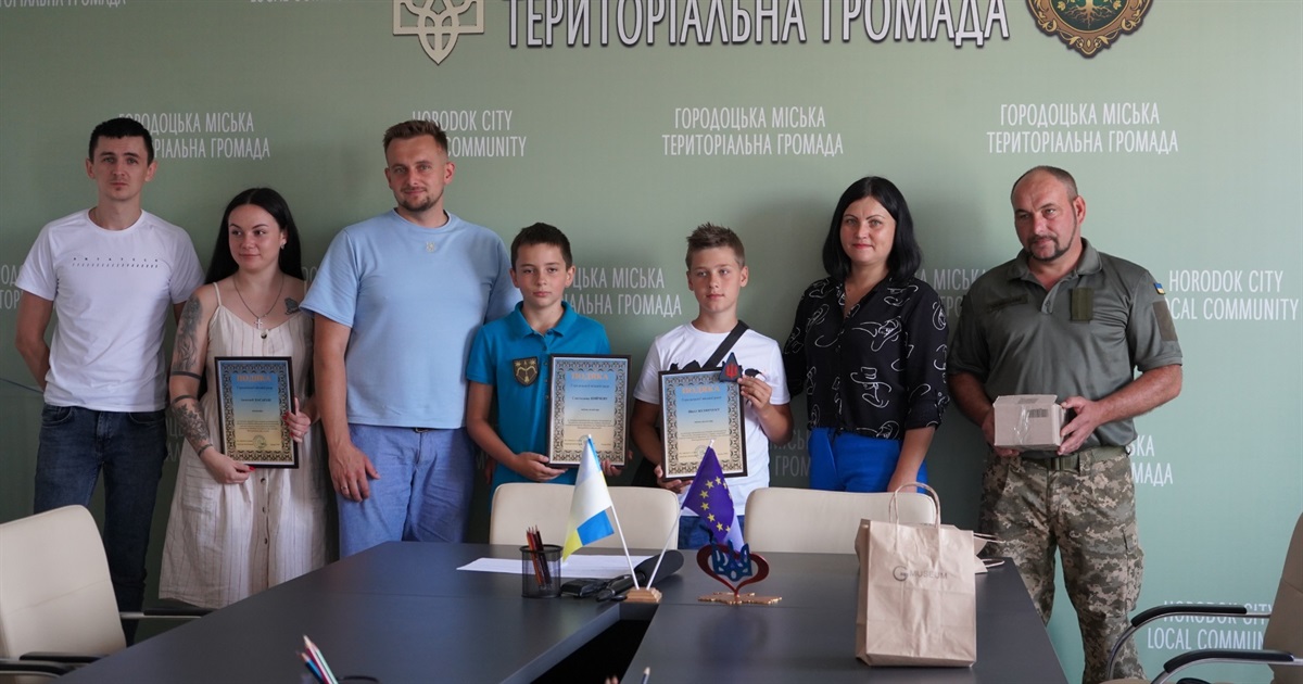 «Заради таких дітей ми переможемо». У Городку подяки отримали молоді волонтери