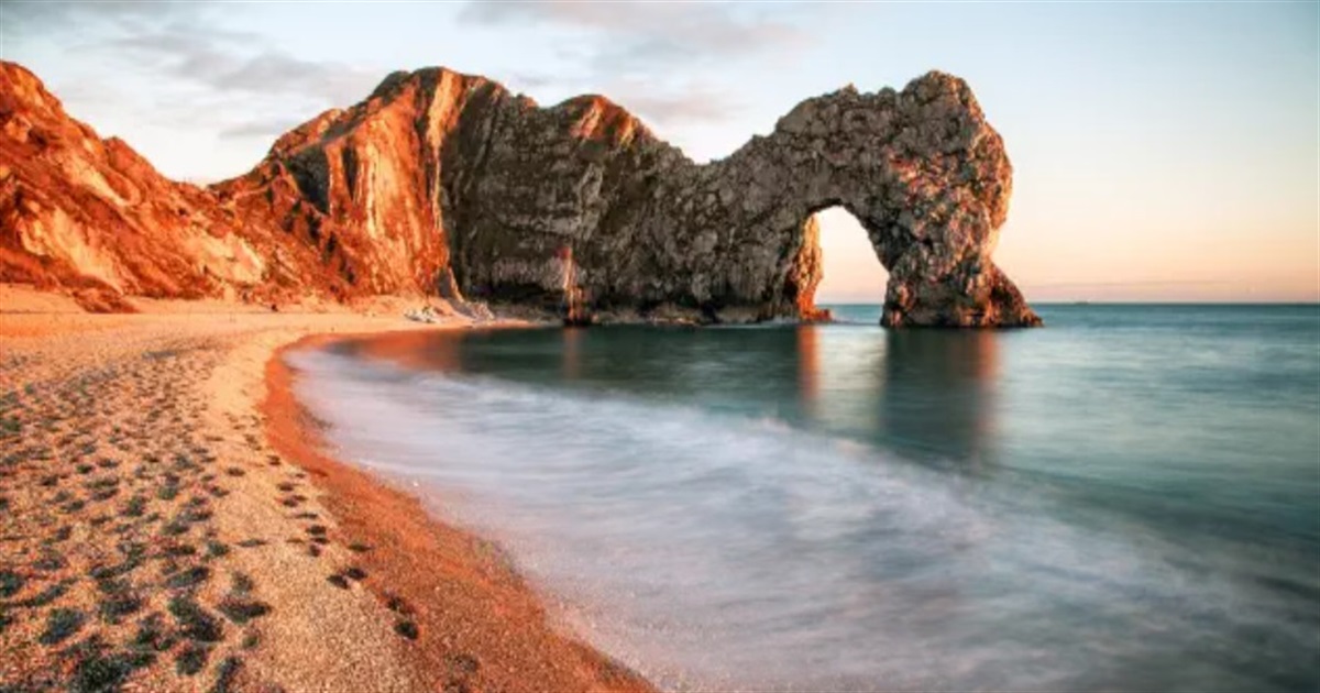 Шторми понівечили одну з найкрасивіших пам'яток Британії — арку Durdle Door. Пляж закрили