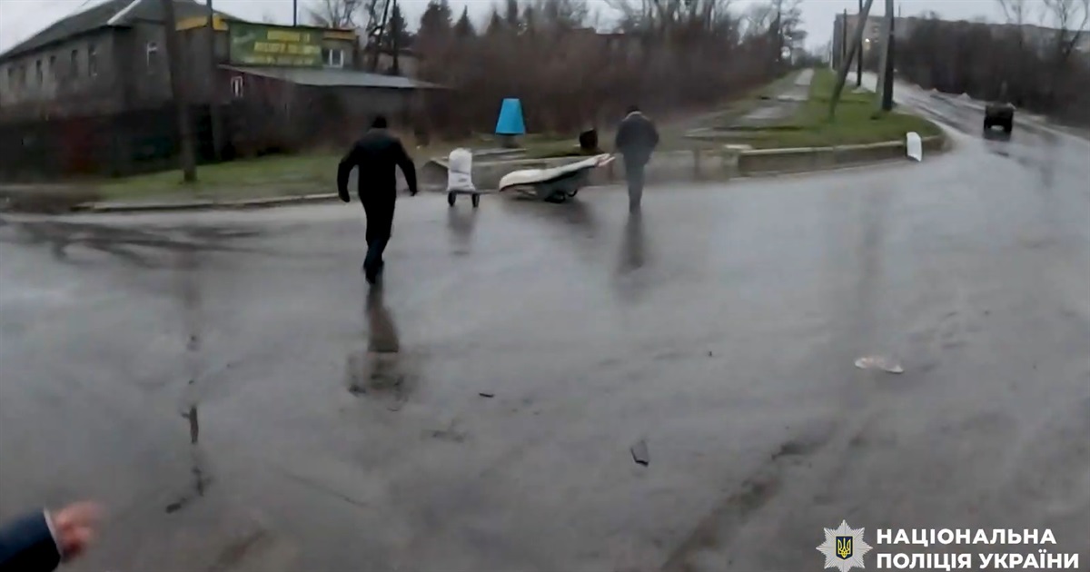 У Костянтинівці важко поранений чоловік лежав вдома добу. Сусіди вивозили його на візку — деталі