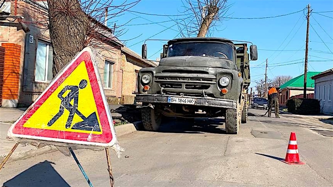 Без права на яму: в городе активно взялись за дороги (видео)