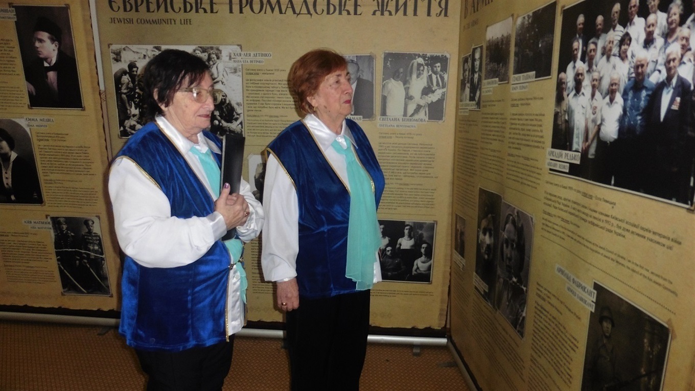 «Украинский еврейский семейный альбом»: в сельской школе открылась фотовыставка о Холокосте