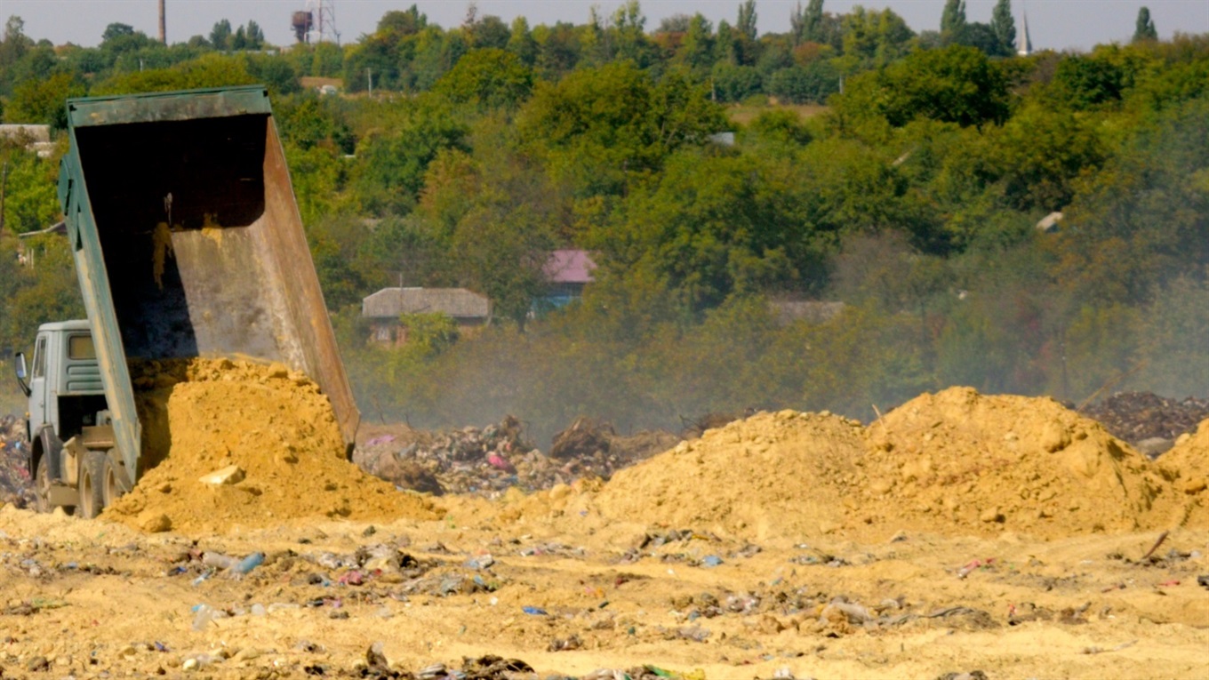 У Жмеринці загоряння сміттєзвалища ліквідують пересипкою: працює комісія з питань екології