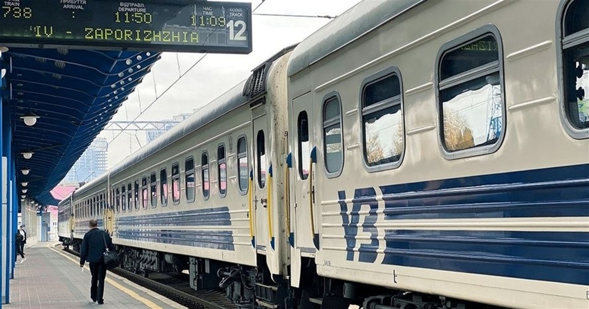 Пенсії, безкоштовні поїзди, житло для переселенців з ТОТ. Що зміниться для українців у грудні 2025