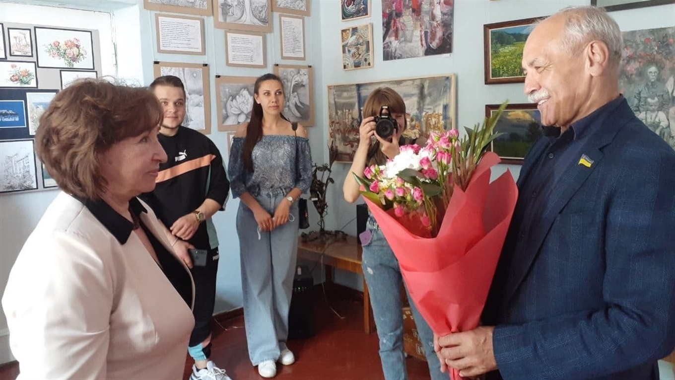 Під час виставки з нагоди тридцятирічного ювілею міський голова подарував художній школі телевізор