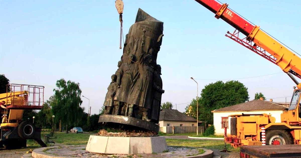 У Переяславі влада нарешті знесла ще один пам'ятник про "єдність" із ворогом