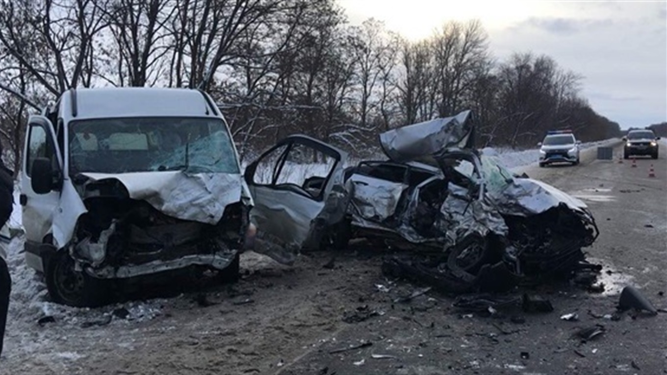 В лоб маршрутке из Попасной влетела легковушка. Четыре человека погибли