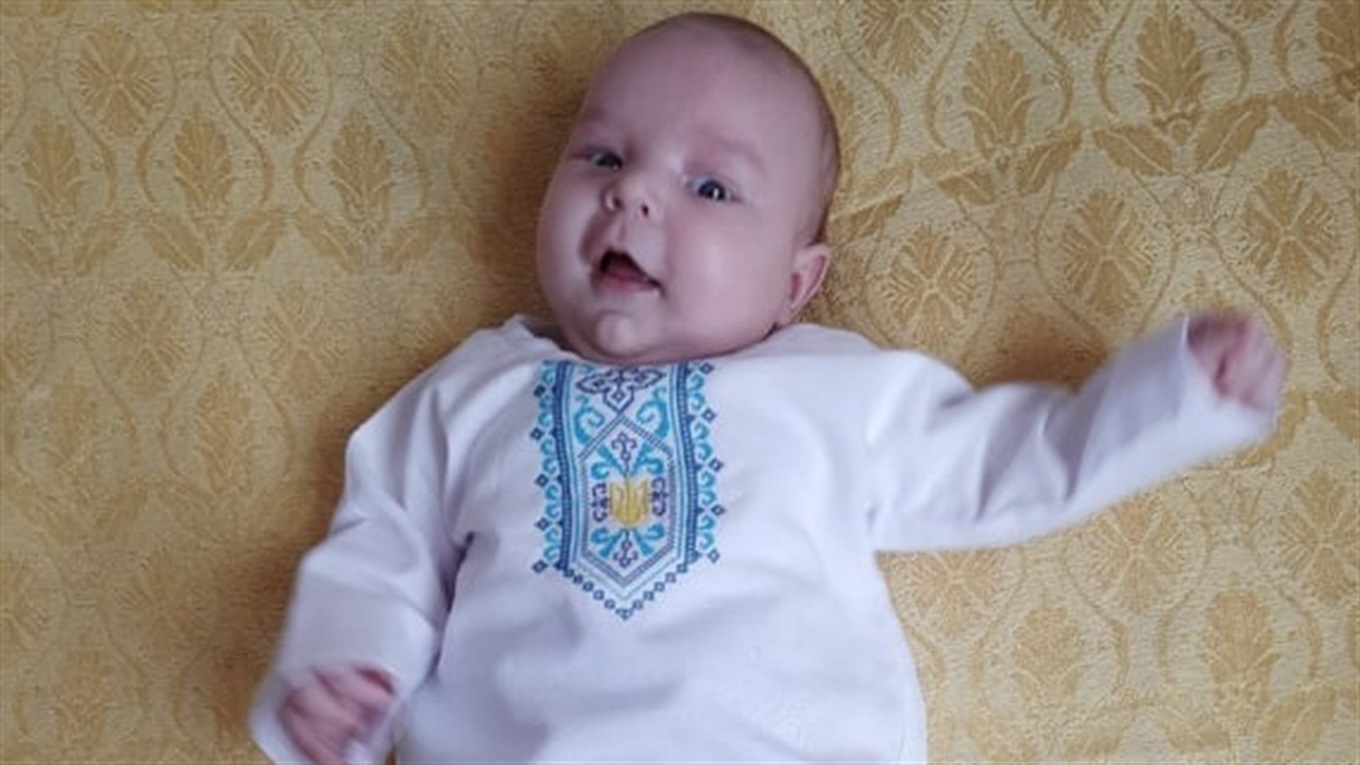 Майстрині з Краматорська розкрутили акцію “Народжені в вишиванках”. Це 300 розпашонок для малюків